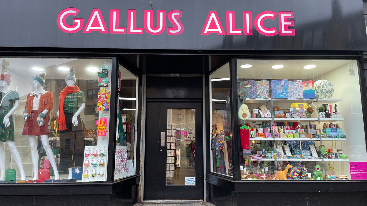 Storefront of Gallus Alice with mannequins and products displayed.